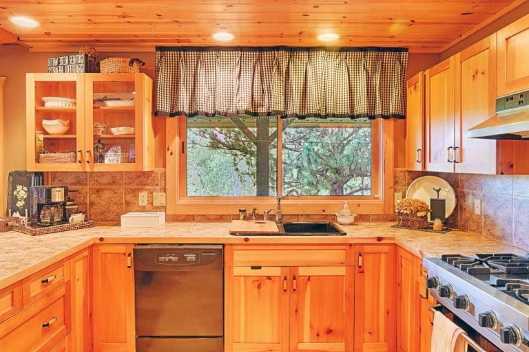 Relooker une cuisine rustique en chêne sans la peindre : astuces pratiques