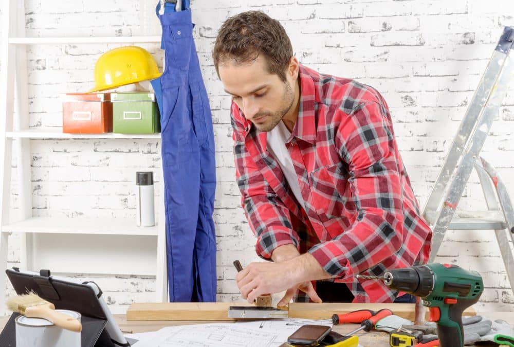 Faire appel à un bricoleur à domicile ou se lancer soi-même