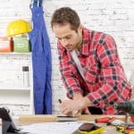 Faire appel à un bricoleur à domicile ou se lancer soi-même