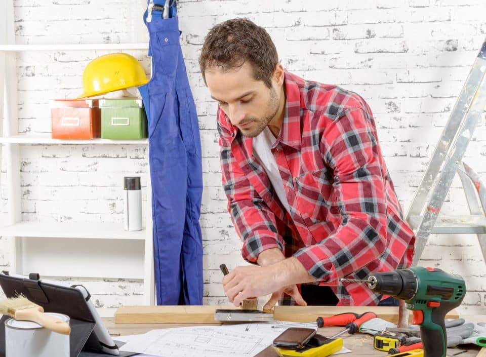 Faire appel à un bricoleur à domicile ou se lancer soi-même
