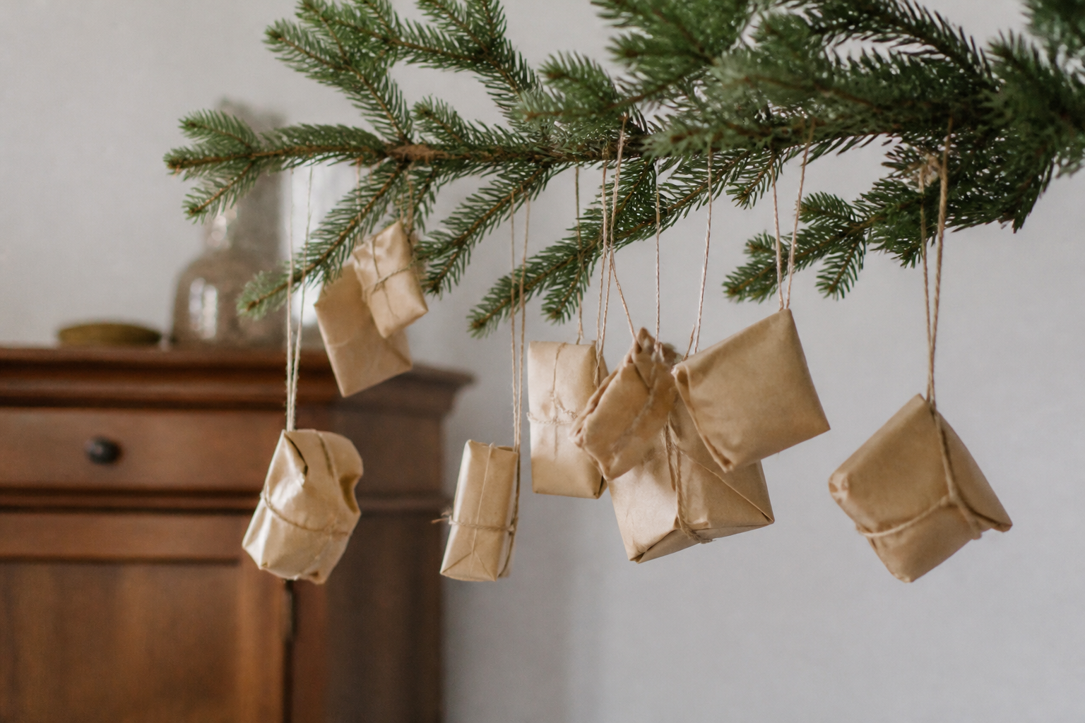Petites enveloppes numerotees accrochees sur une branche de sapin