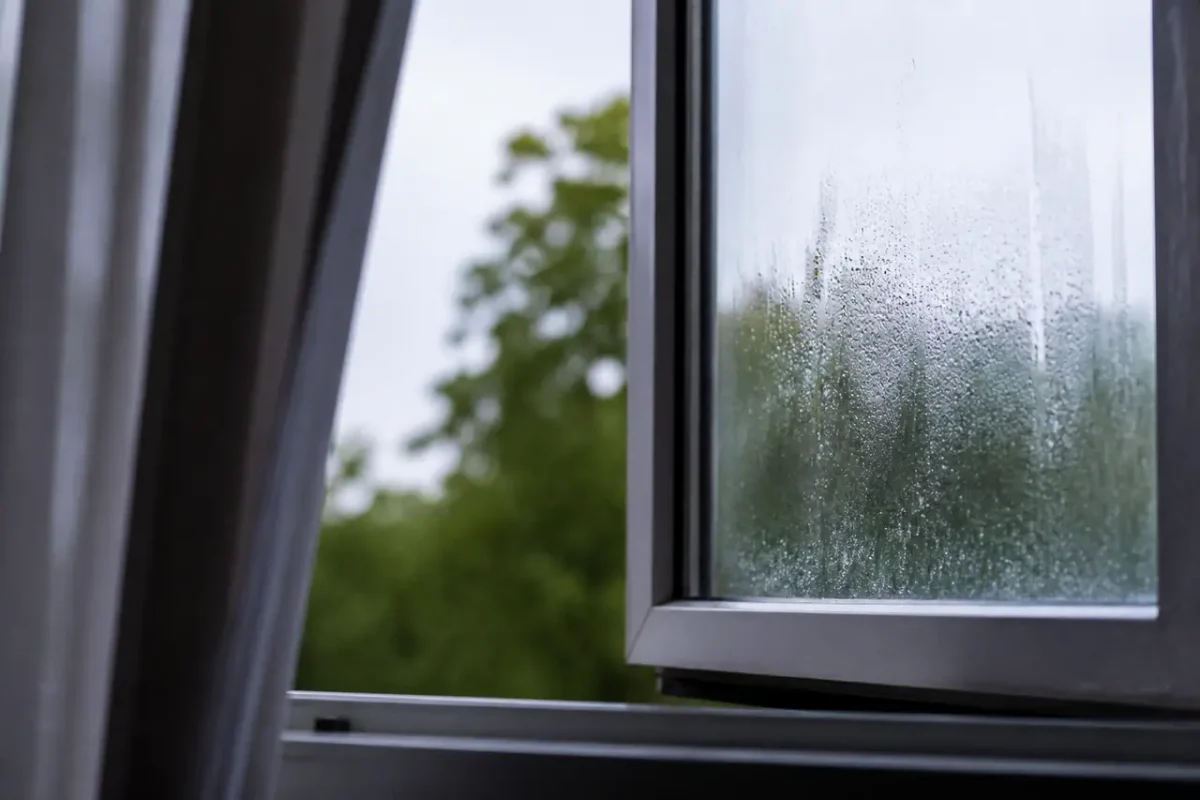 Fenetre ouverte avec vapeur d'eau condensee sur vitre